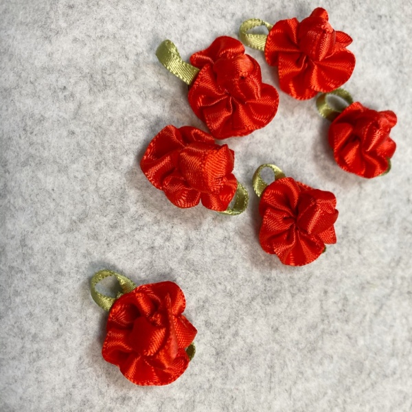 Розочка из лент, красный