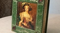 Шкатулка-книга "Дама с кубком"